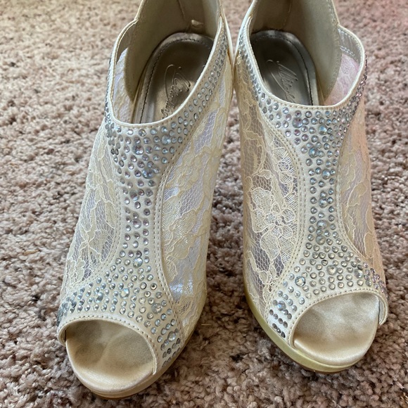 David’s Bridal Wedding Heels - Picture 2 of 2